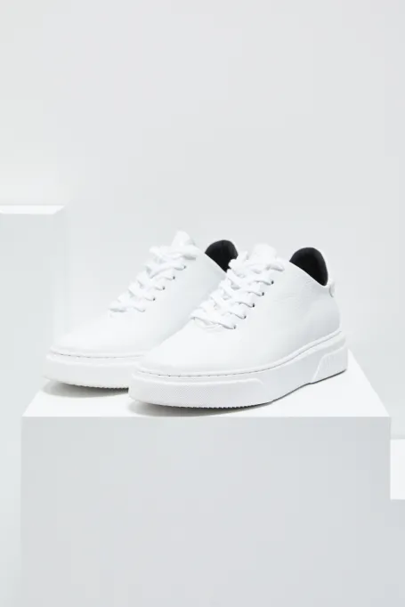 Weiße Sportschuhe aus Leder