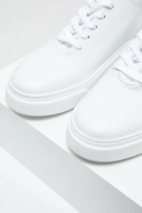 Weiße Sportschuhe aus Leder