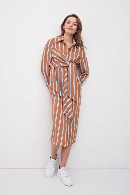 Langes camel-farbenes gestreiftes Kleid