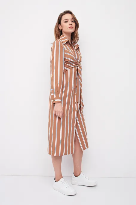 Langes camel-farbenes gestreiftes Kleid