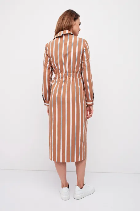 Langes camel-farbenes gestreiftes Kleid