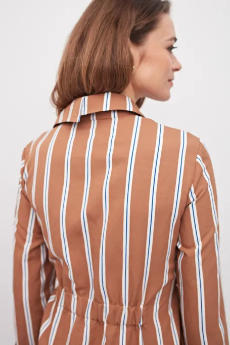 Langes camel-farbenes gestreiftes Kleid