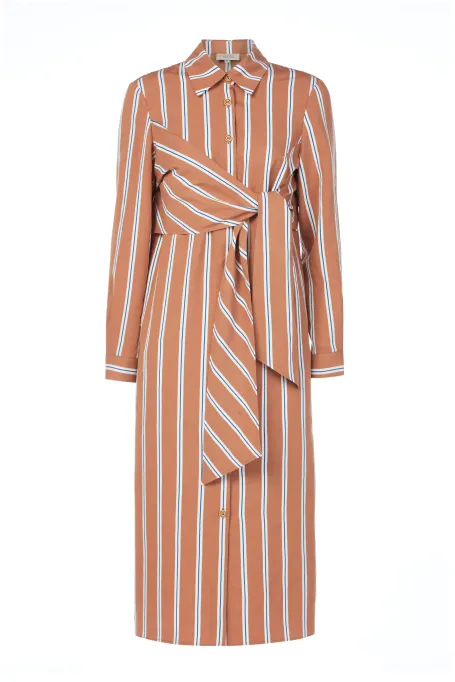 Langes camel-farbenes gestreiftes Kleid