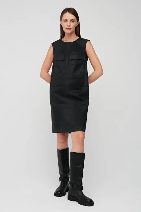 Kleines schwarzes Kleid aus gewachster Baumwolle