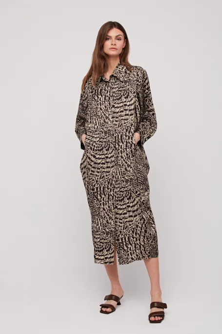 Locker sitzendes Kleid mit Knöpfen