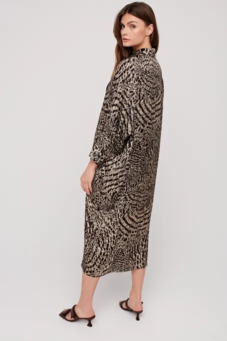 Locker sitzendes Kleid mit Knöpfen