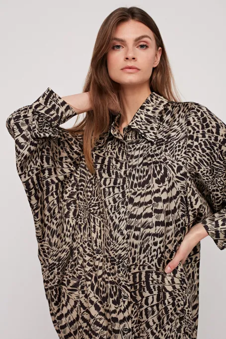 Locker sitzendes Kleid mit Knöpfen