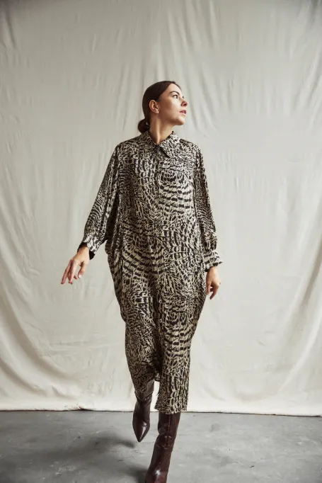 Locker sitzendes Kleid mit Knöpfen
