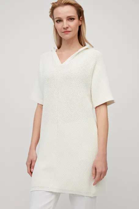 Weiße Stricktunika mit Kapuze Weiße Stricktunika mit Kapuze