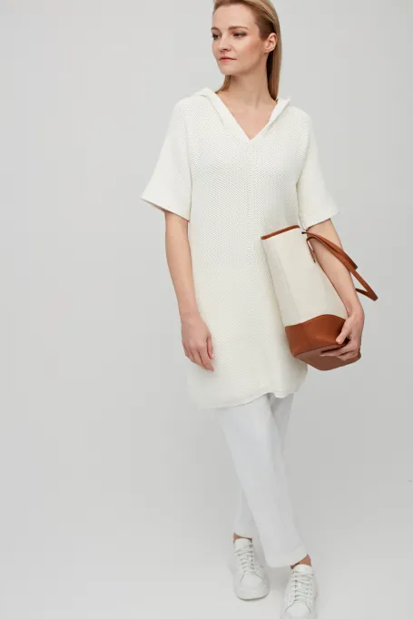 Weiße Stricktunika mit Kapuze