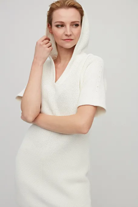Weiße Stricktunika mit Kapuze