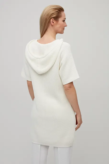 Weiße Stricktunika mit Kapuze Weiße Stricktunika mit Kapuze