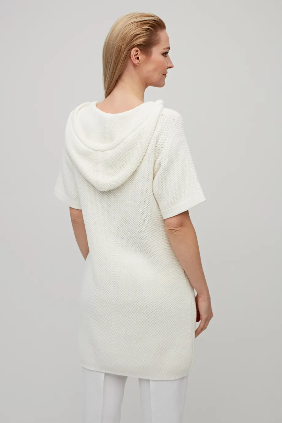 Weiße Stricktunika mit Kapuze Weiße Stricktunika mit Kapuze