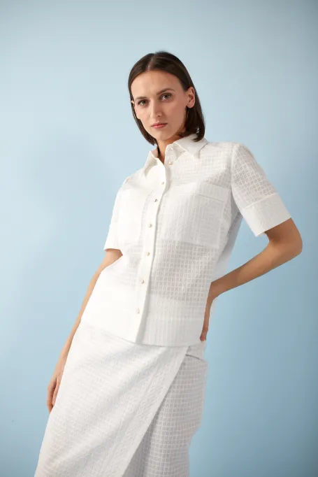 Weißes Baumwollhemd mit kurzen Ärmeln