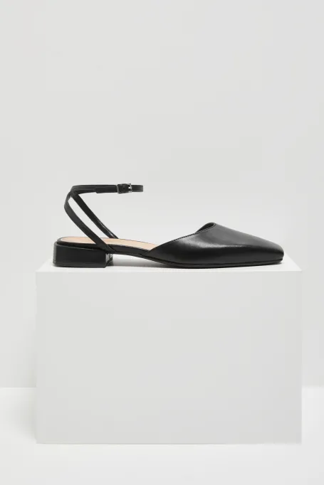 Schwarze Lederschuhe mit Knöchelriemen