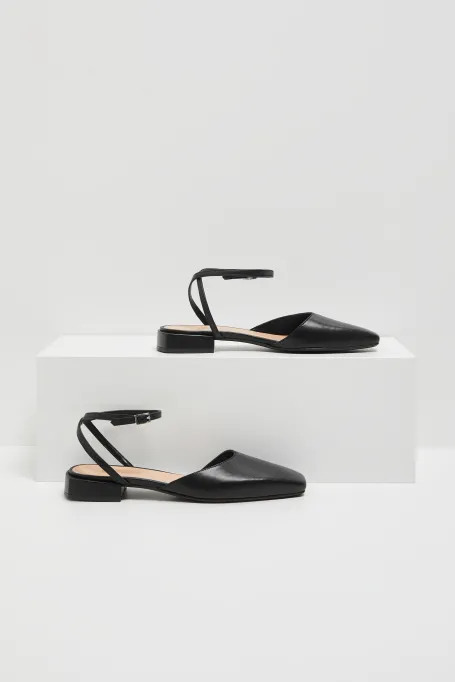 Schwarze Lederschuhe mit Knöchelriemen