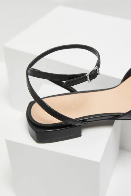 Schwarze Lederschuhe mit Knöchelriemen