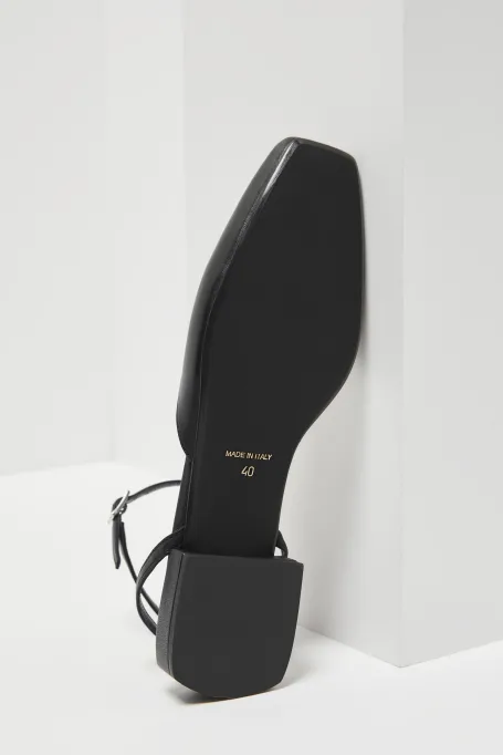 Schwarze Lederschuhe mit Knöchelriemen