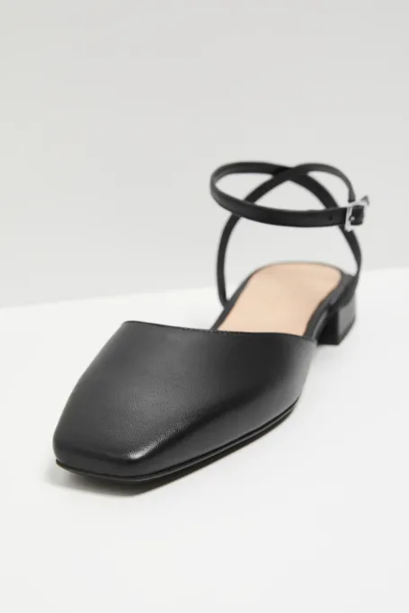 Schwarze Lederschuhe mit Knöchelriemen