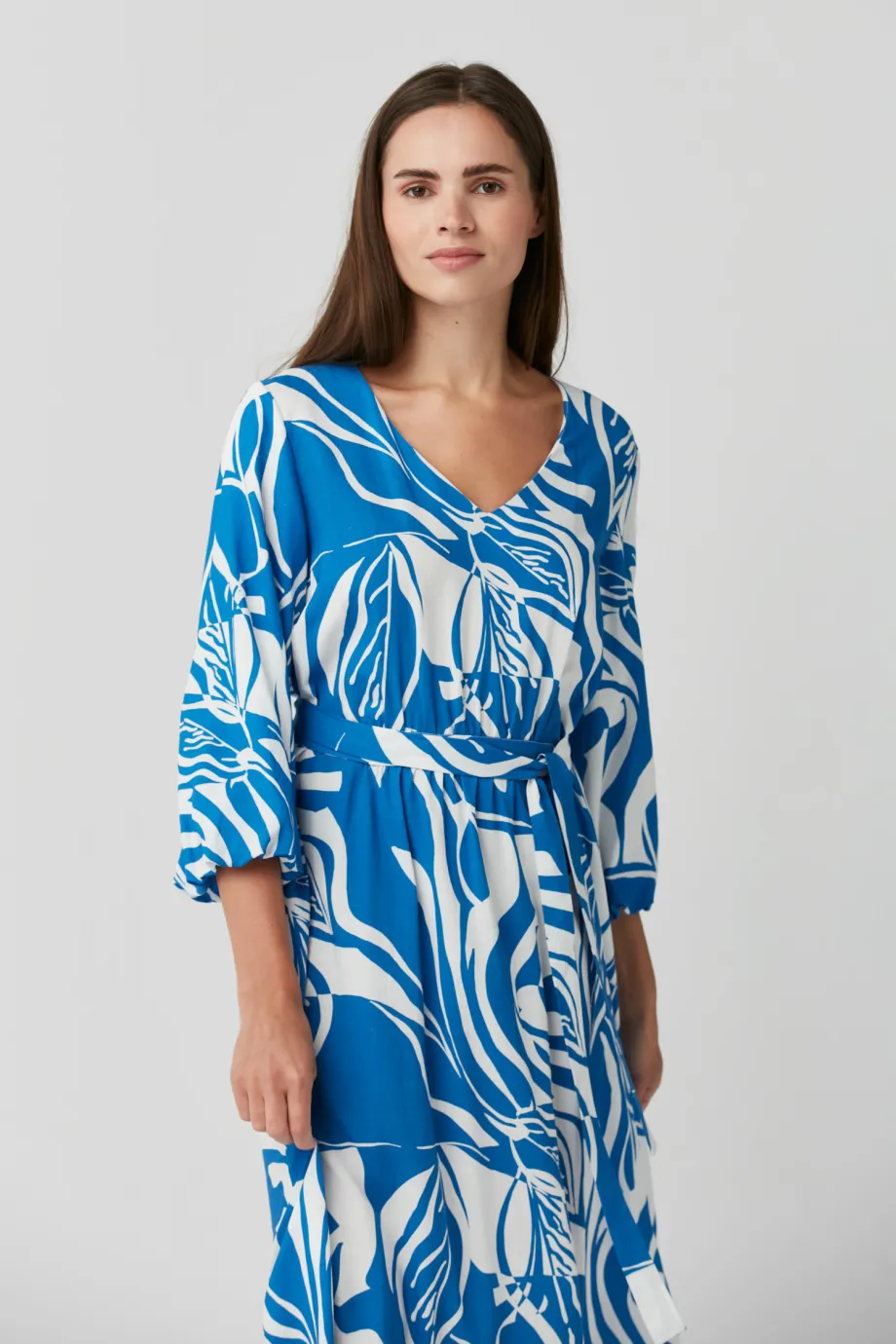 Luftiges Kleid mit Blumenmuster Luftiges Kleid mit Blumenmuster