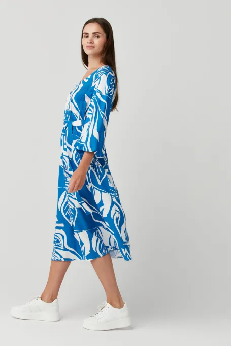 Luftiges Kleid mit Blumenmuster Luftiges Kleid mit Blumenmuster