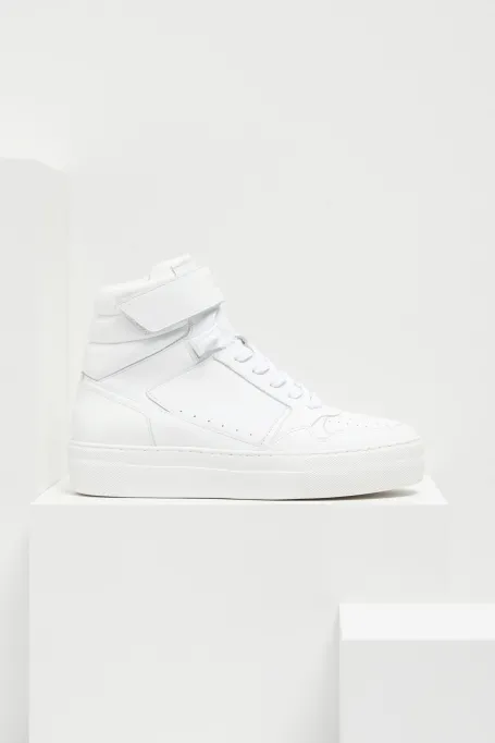 Weiße Ledersportschuhe auf Keilabsatz