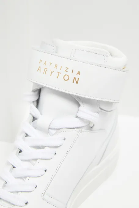 Weiße Ledersportschuhe auf Keilabsatz