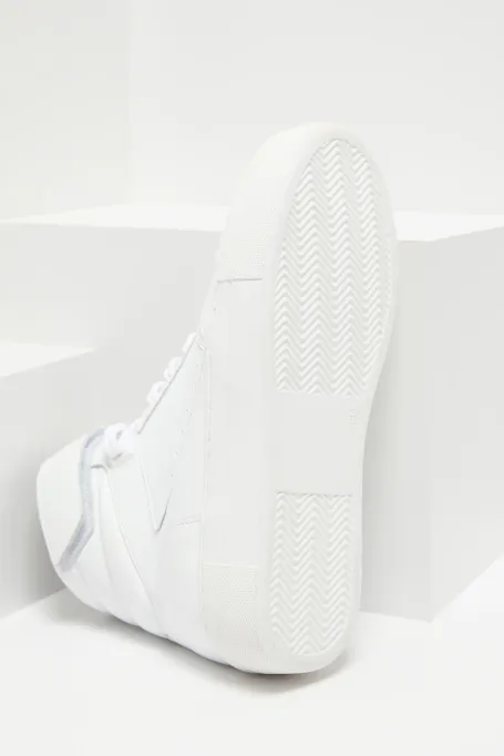 Weiße Ledersportschuhe auf Keilabsatz