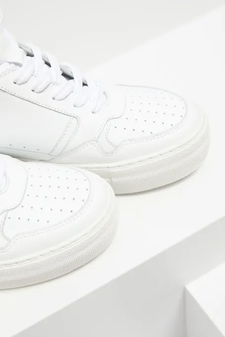 Weiße Ledersportschuhe auf Keilabsatz