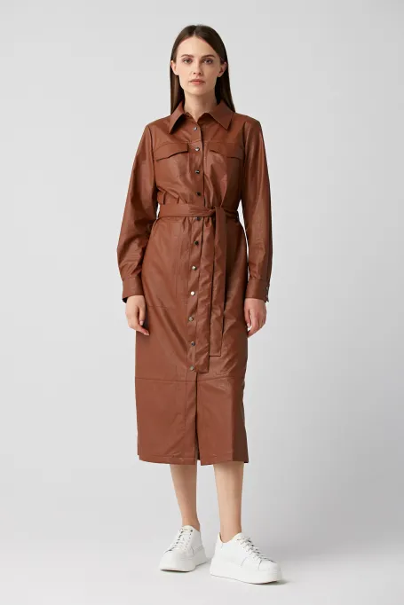 Braunes Hemdblusenkleid mit Gürtel
