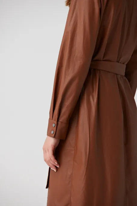 Braunes Hemdblusenkleid mit Gürtel