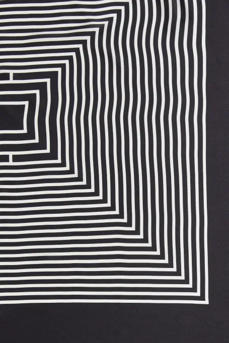 Schwarz-weißer Seidenschal