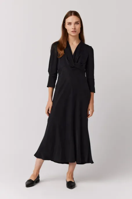 Schwarzes Kleid mit V-Ausschnitt