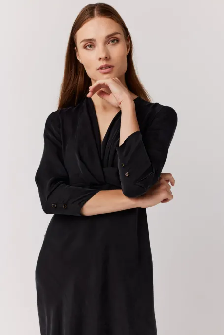 Schwarzes Kleid mit V-Ausschnitt