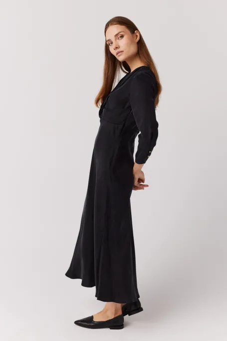 Schwarzes Kleid mit V-Ausschnitt