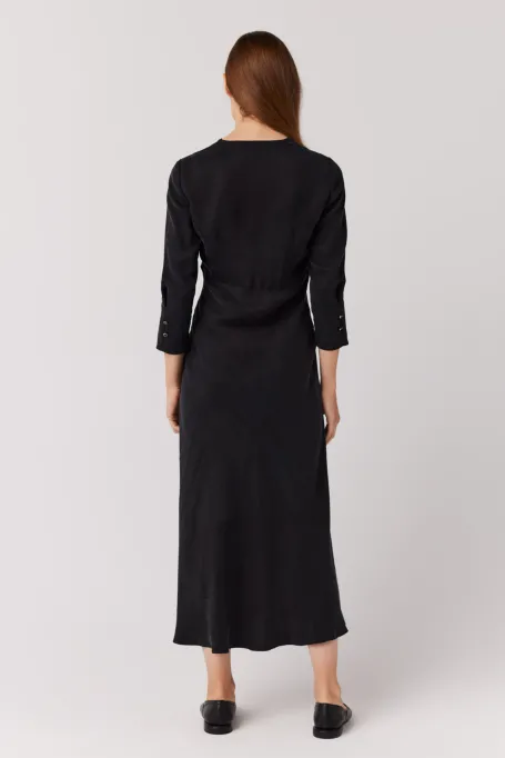 Schwarzes Kleid mit V-Ausschnitt