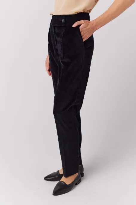 Schwarze Samthosen zum Anzug