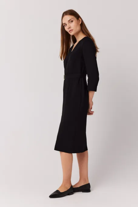 Schwarzes Kleid mit Gürtel