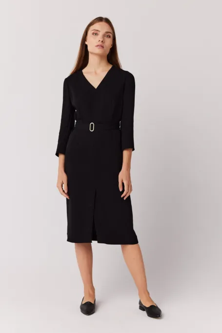 Schwarzes Kleid mit Gürtel