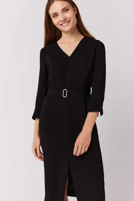 Schwarzes Kleid mit Gürtel