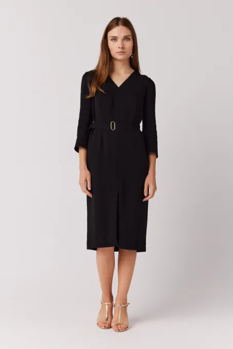 Schwarzes Kleid mit Gürtel