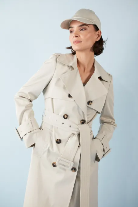 Langer Baumwoll-Trenchcoat mit Gürtel