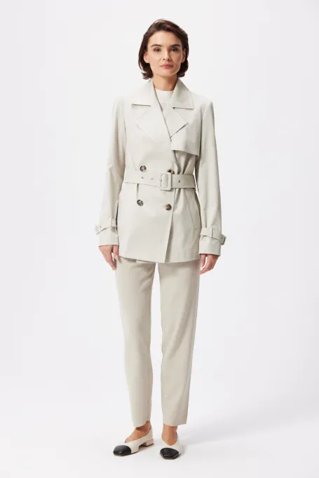 Kurzer Trenchcoat mit Gürtel