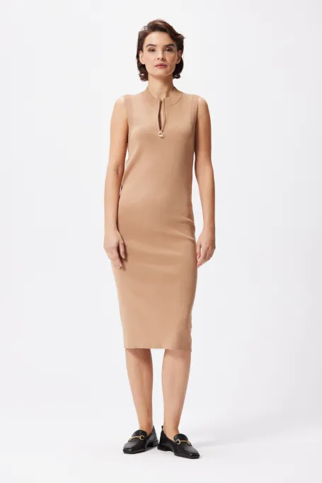 Eng anliegendes Kamelhaar-Midikleid ohne Ärmel