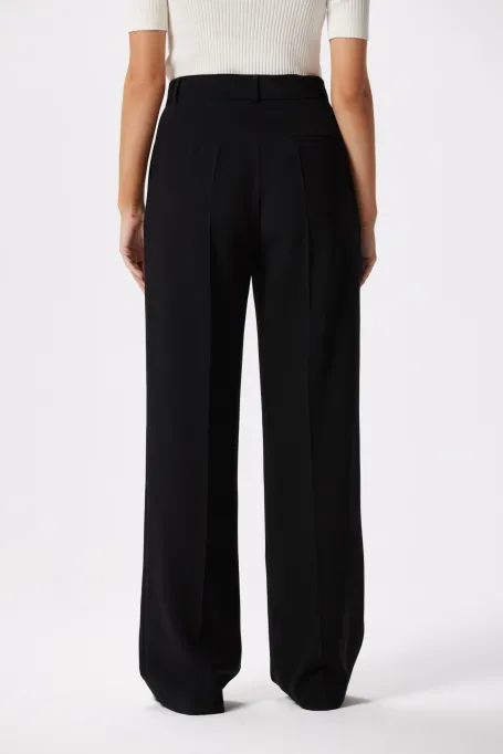 Schwarze, weite Anzughose