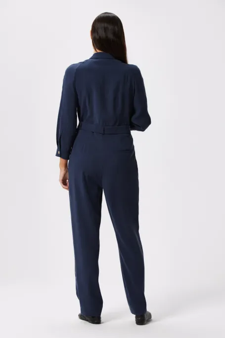 Dunkelblauer Jumpsuit mit Gürtel