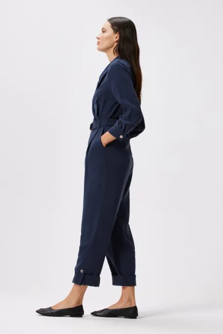 Dunkelblauer Jumpsuit mit Gürtel