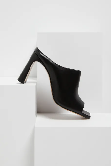 Schwarze Sandalen mit Absatz Schwarze Sandalen mit Absatz