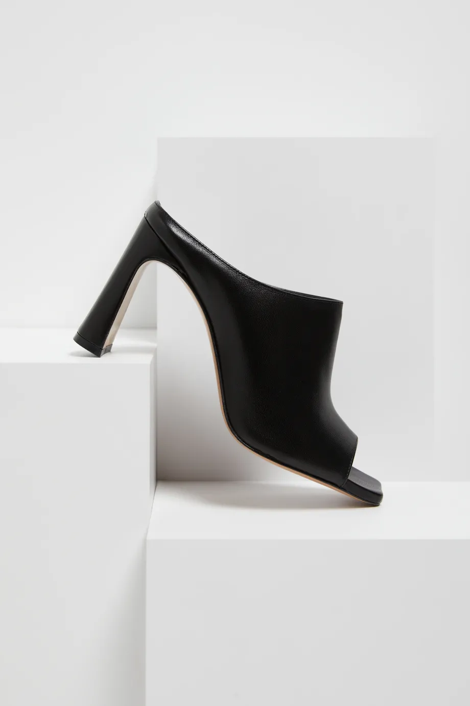 Schwarze Sandalen mit Absatz Schwarze Sandalen mit Absatz