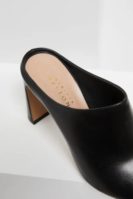 Schwarze Sandalen mit Absatz Schwarze Sandalen mit Absatz